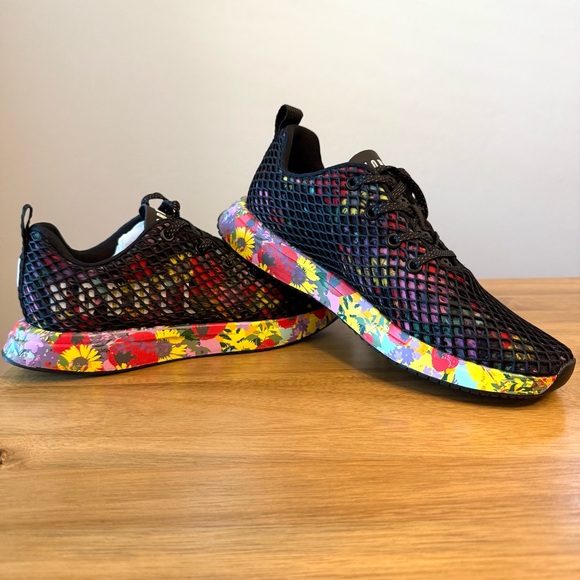Women's Mesh Runner- Black Superblossom 8.5! Lightweight gorgeous floral design! - Picture 1 of 13